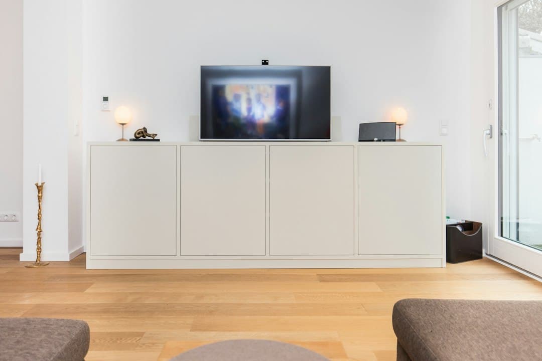 غرفة معيشة فيها شاشة تلفزيون جاهزة لتشغيل اشتراك IPTV